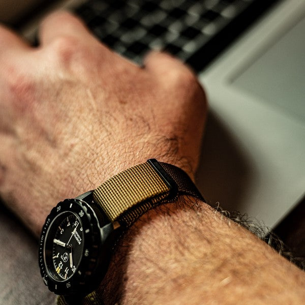 NATO ARMBAND KHAKI MIT SCHWARZER DORNENSCHLIESSE | 24MM