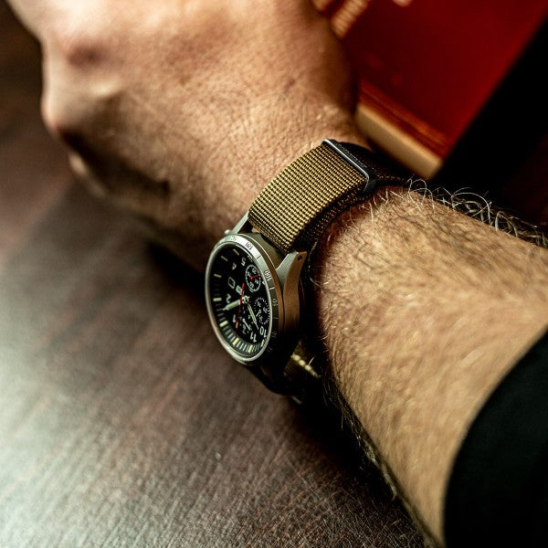 NATO ARMBAND KHAKI MIT SILBERNER DORNENSCHLIESSE | 24MM