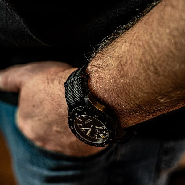 NATO ARMBAND SCHWARZ GRAU MIT SCHWARZER DORNENSCHLIESSE | 22MM